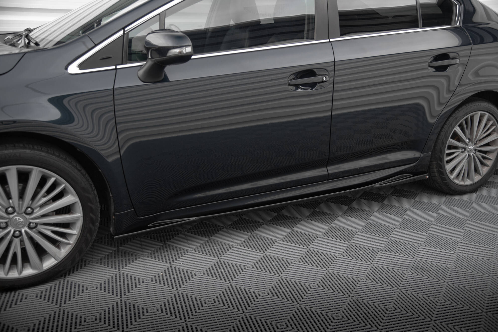Maxton Side Skirts - Toyota Avensis MK3